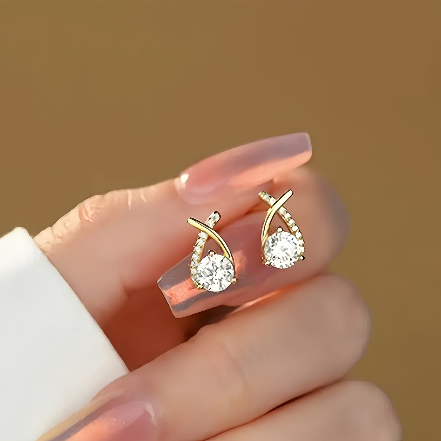 Boucles d'oreilles avec une croix en or et des zircons