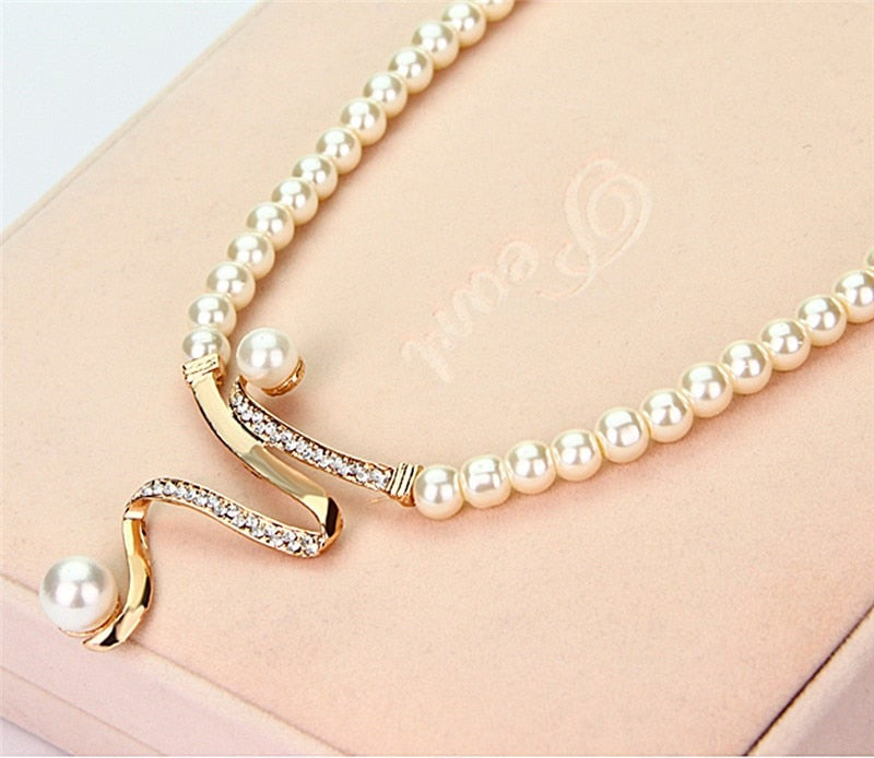 Ensemble de Collier et Boucles d'Oreilles en Perles Naturelles