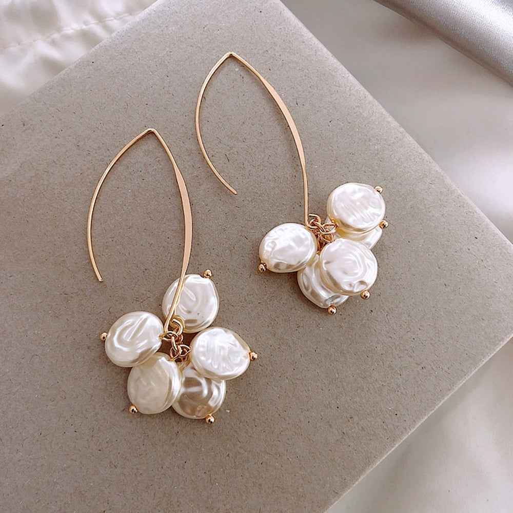 Boucles d’Oreilles Ornées de Perles et de Cristaux