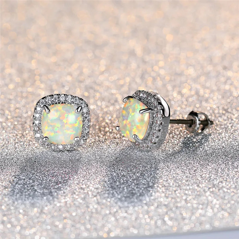 Élégantes boucles d'oreilles en argent avec une opale de feu blanche