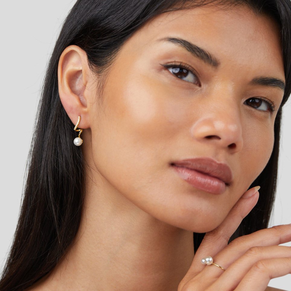 Tamara™ | Boucles d’oreilles ondulées nacrées