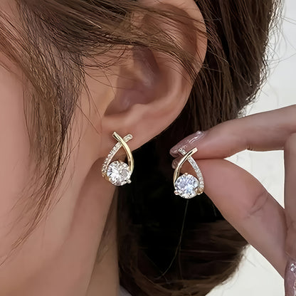 Boucles d'oreilles avec une croix en or et des zircons