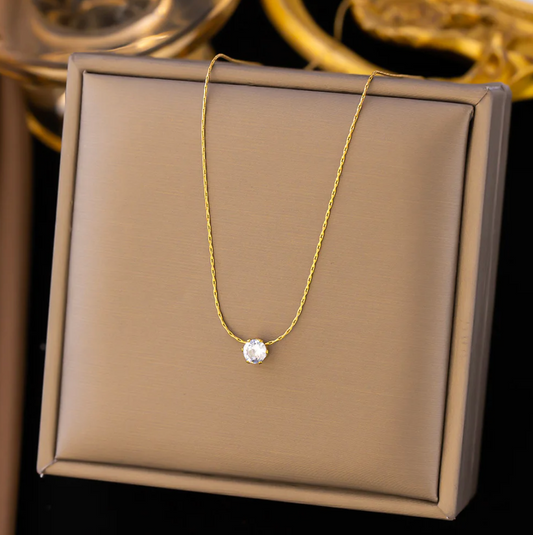 Collier en or 18 carats orné de cristaux scintillants