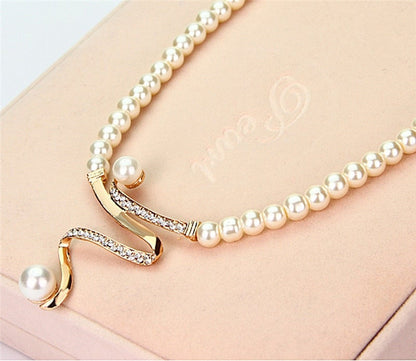 Ensemble de Collier et Boucles d'Oreilles en Perles Naturelles