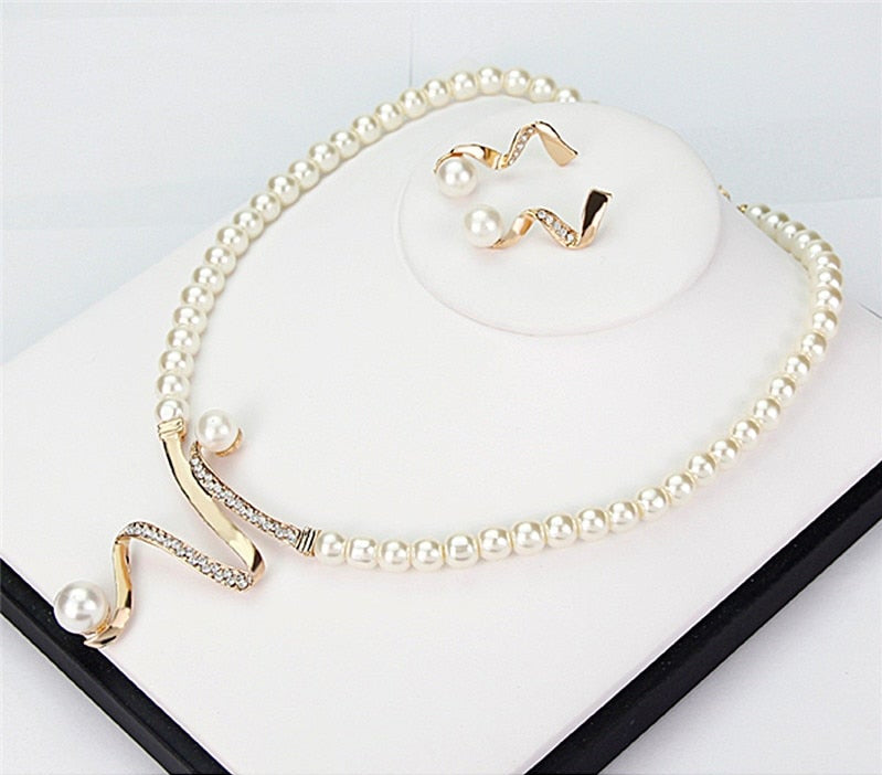 Ensemble de Collier et Boucles d'Oreilles en Perles Naturelles