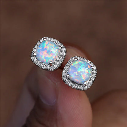 Élégantes boucles d'oreilles en argent avec une opale de feu blanche
