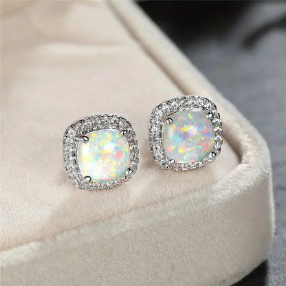 Élégantes boucles d'oreilles en argent avec une opale de feu blanche