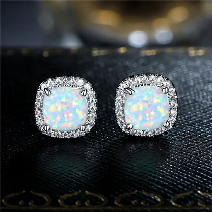 Élégantes boucles d'oreilles en argent avec une opale de feu blanche
