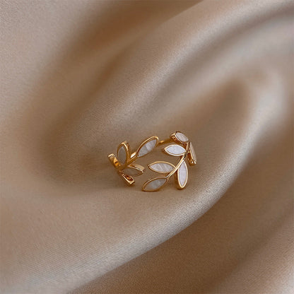Alexandra - Bague Ajustable Feuille en Opale Blanche en Or