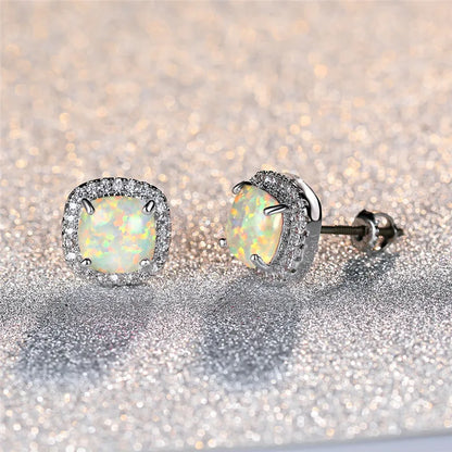 Élégantes boucles d'oreilles en argent avec une opale de feu blanche