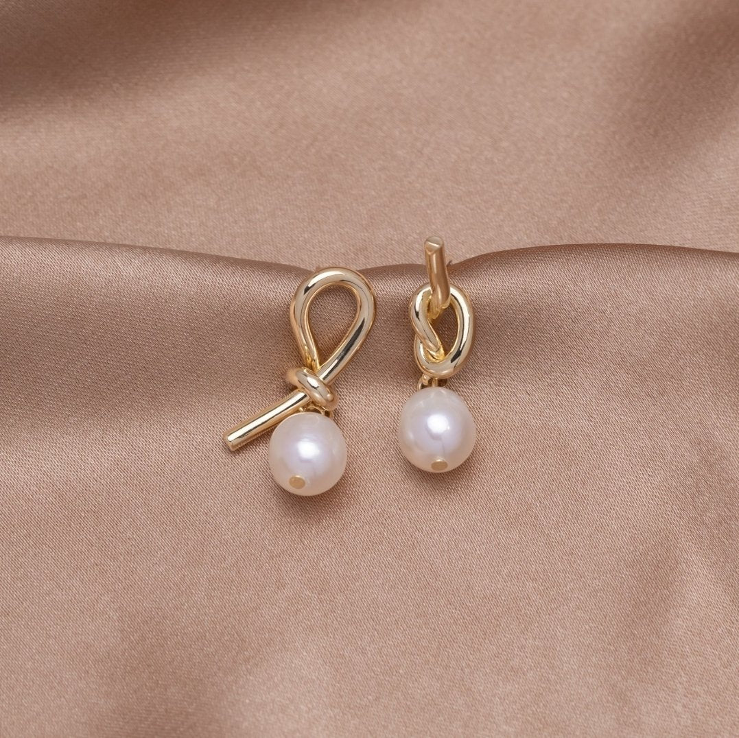Créoles en or tressé ornées de perles d'eau douce